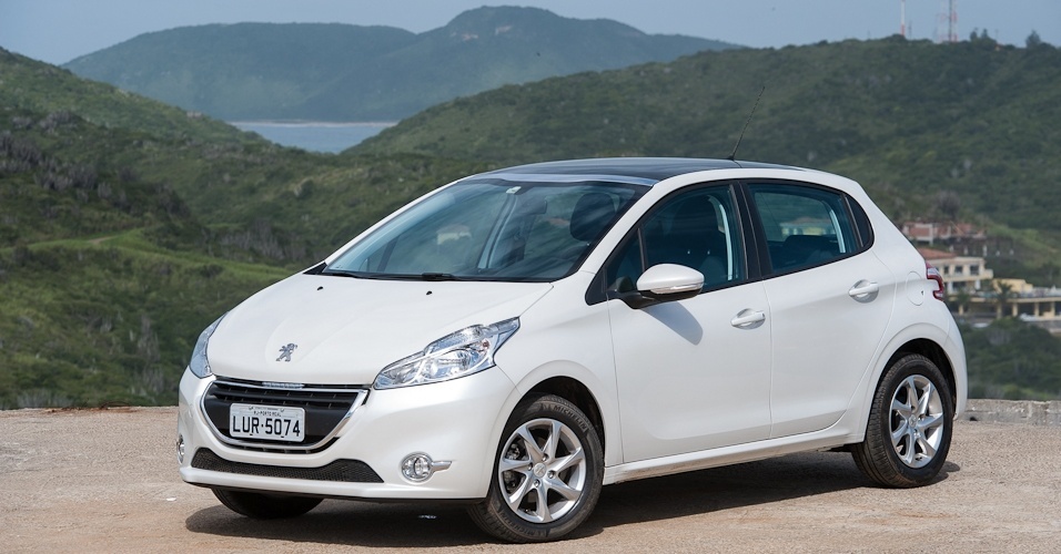 Peugeot 208 2016 branco parado