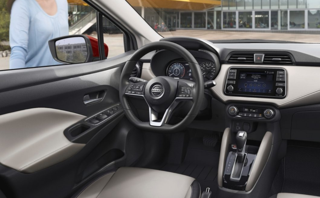 Interior Nissan Versa 2021