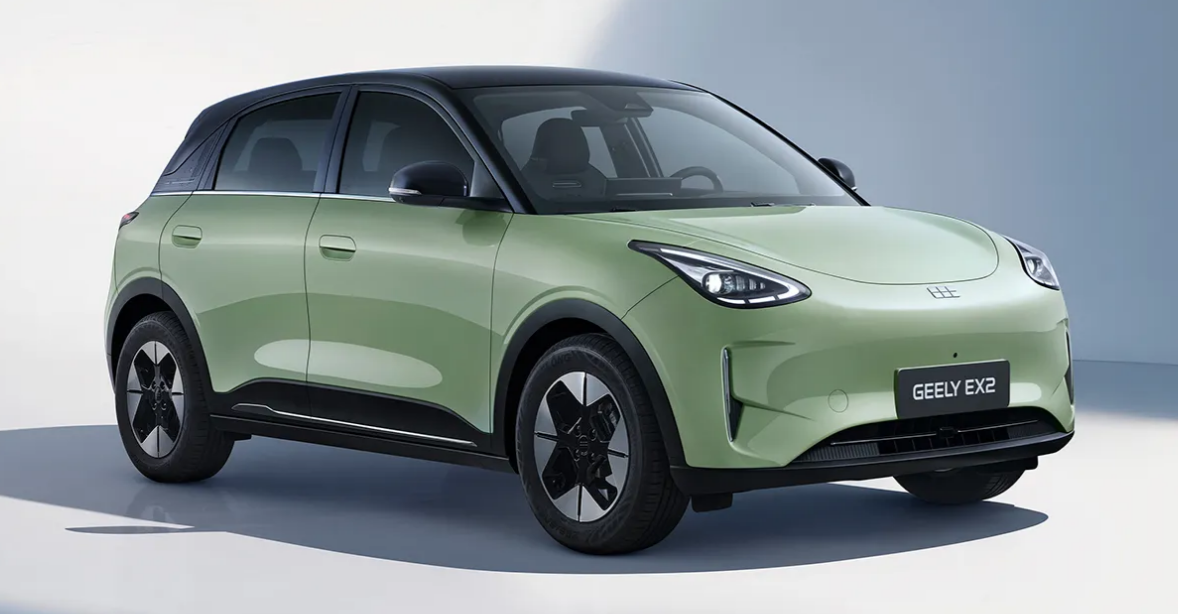 Visão de três quartos do novo Geely EX2 2026 na cor verde água, destacando os faróis LED modernos, teto flutuante em preto e as linhas aerodinâmicas do hatch elétrico