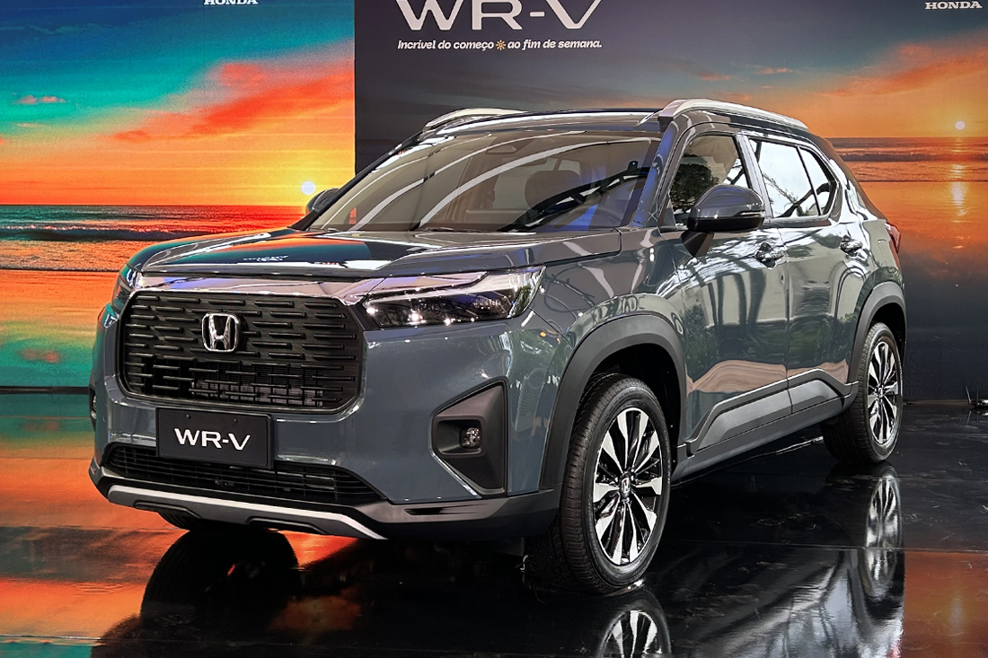 Visão diagonal do novo Honda WR-V 2026 na cor azul, destacando a grade frontal moderna, faróis full LED e as novas linhas de design do SUV compacto